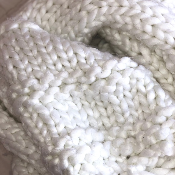 ❄️ NWT - Handmade Chunky Cozy Chenille White scarf - Picture 3 of 6